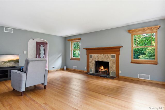 42 Cliff Road, Port Jefferson, NY 11777