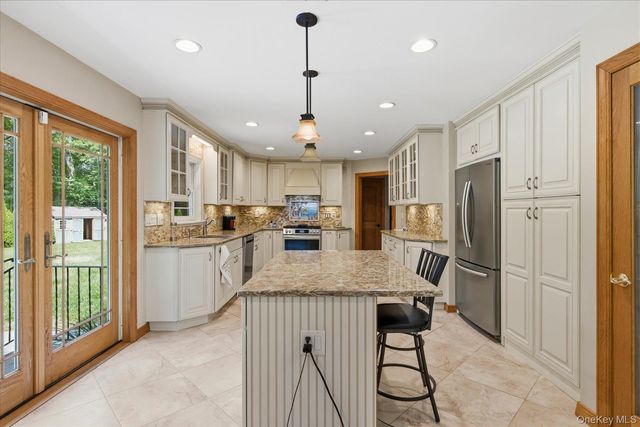 42 Cliff Road, Port Jefferson, NY 11777