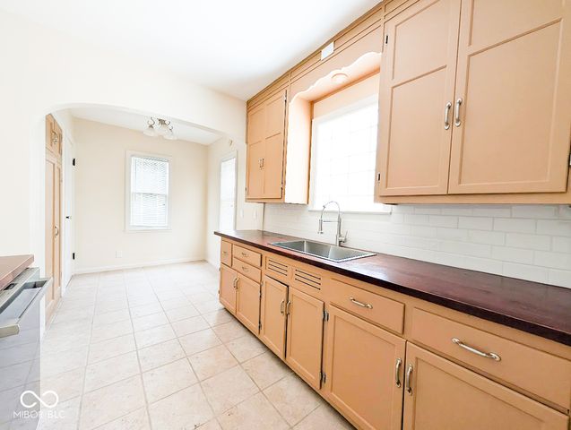 5260 E 9th Street, Indianapolis, IN 46219