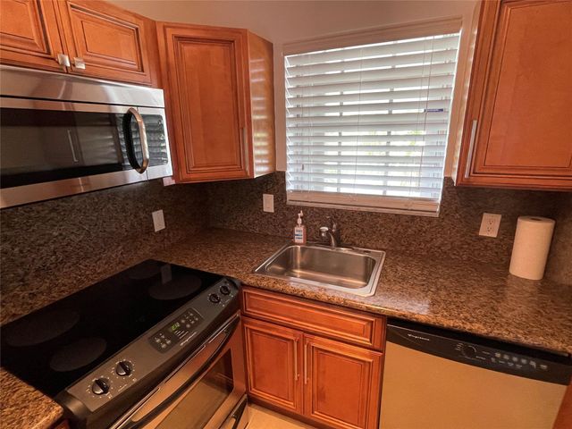 2050 NE 39th St N312, Lighthouse Point, FL 33064