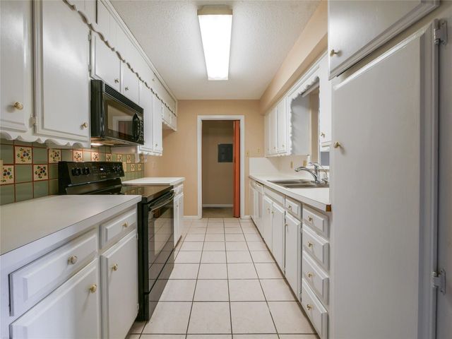 2113 Fleur De Lis Court, Arlington, TX 76012