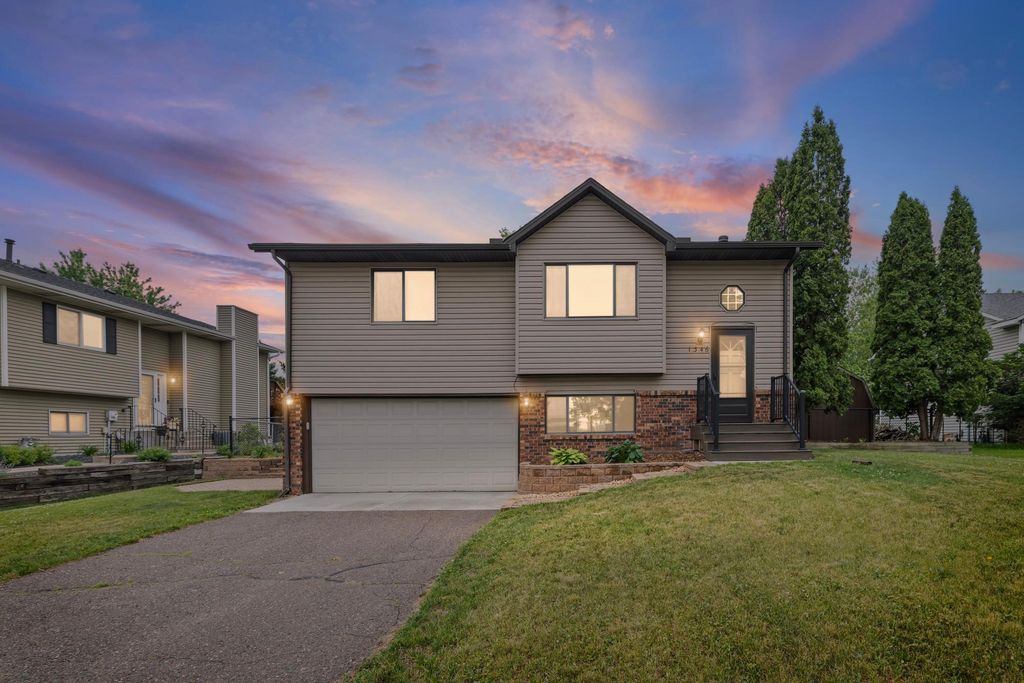 1346 Cope Avenue E, Maplewood, MN 55109