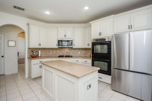 14 Guinevere Place, Conroe, TX 77384