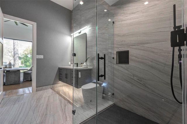 207 W 33rd Street, Houston, TX 77018