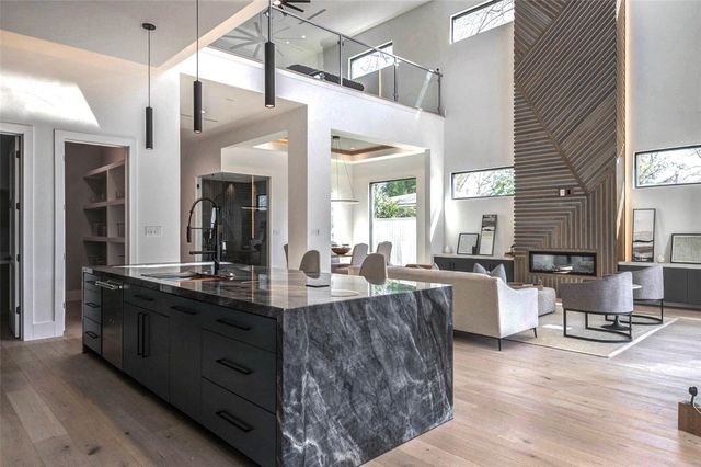 207 W 33rd Street, Houston, TX 77018