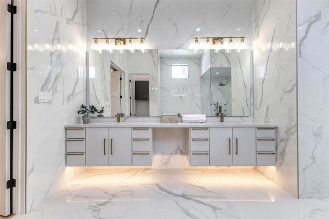 207 W 33rd Street, Houston, TX 77018