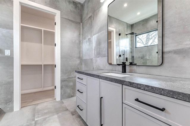 207 W 33rd Street, Houston, TX 77018