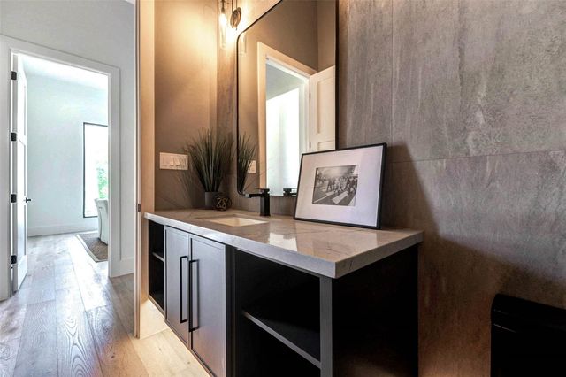 207 W 33rd Street, Houston, TX 77018