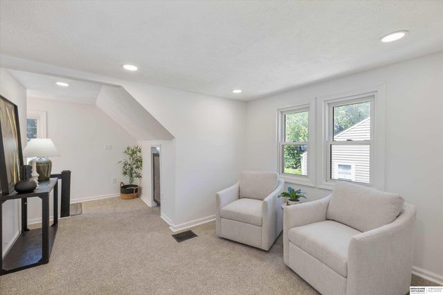6766 Maple Street, Omaha, NE 68104