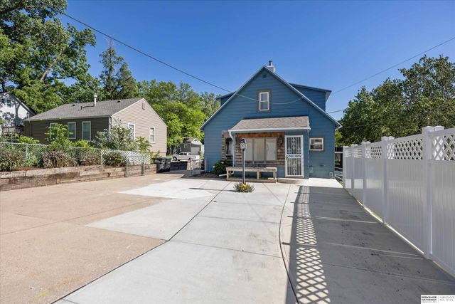 6766 Maple Street, Omaha, NE 68104