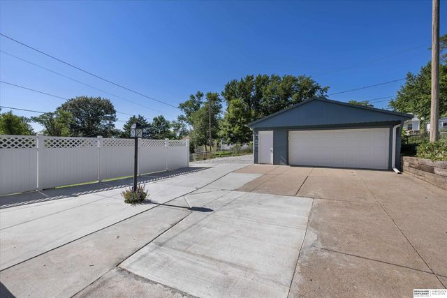 6766 Maple Street, Omaha, NE 68104