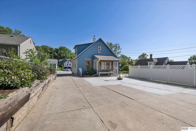 6766 Maple Street, Omaha, NE 68104