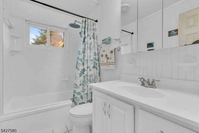 106 Louis Ln, Hackettstown Town, NJ 07840