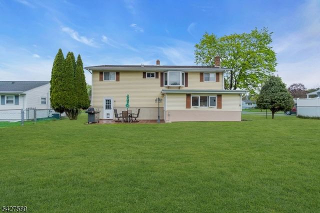 106 Louis Ln, Hackettstown Town, NJ 07840