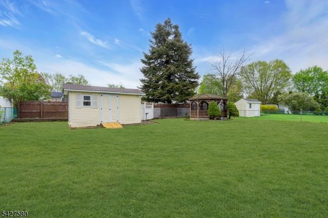 106 Louis Ln, Hackettstown Town, NJ 07840