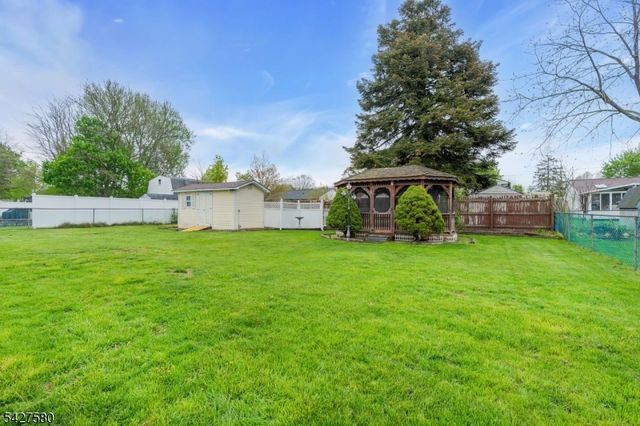 106 Louis Ln, Hackettstown Town, NJ 07840