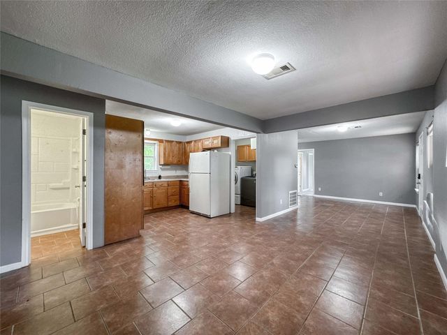 4717 Heron Street, Hitchcock, TX 77563