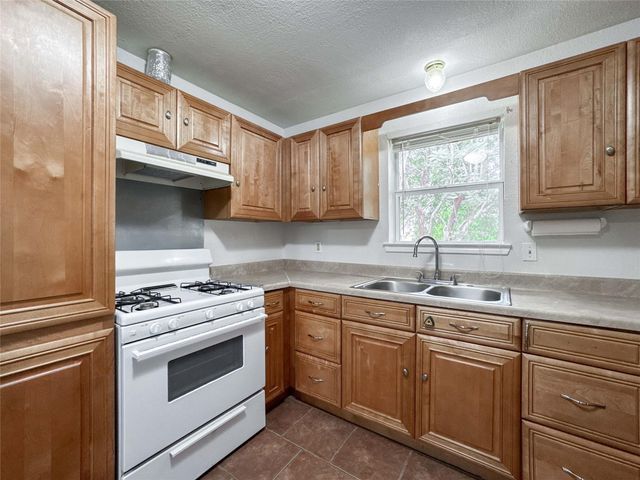 4717 Heron Street, Hitchcock, TX 77563