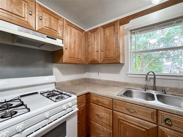 4717 Heron Street, Hitchcock, TX 77563