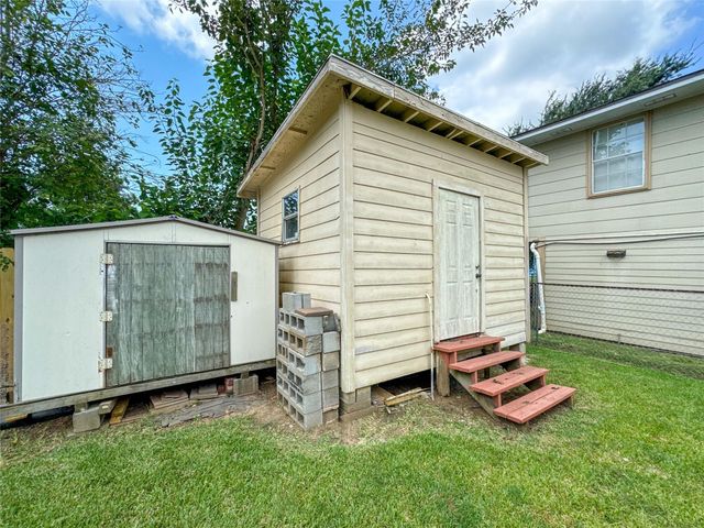 4717 Heron Street, Hitchcock, TX 77563