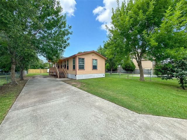 4717 Heron Street, Hitchcock, TX 77563