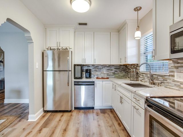 221 N CLEARVIEW AVENUE, Tampa, FL 33609