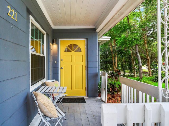 221 N CLEARVIEW AVENUE, Tampa, FL 33609