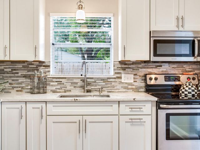 221 N CLEARVIEW AVENUE, Tampa, FL 33609