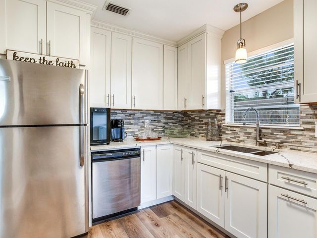 221 N CLEARVIEW AVENUE, Tampa, FL 33609