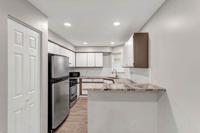 1028 Rockport Drive, Carol Stream, IL 60188