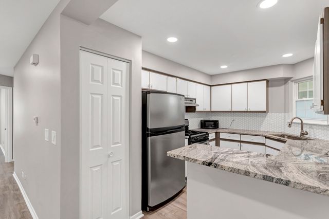 1028 Rockport Drive, Carol Stream, IL 60188