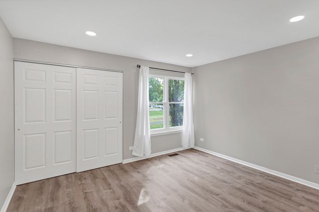 1028 Rockport Drive, Carol Stream, IL 60188