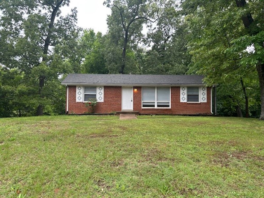 108 Meadowbrook Dr, Clarksville, TN 37042