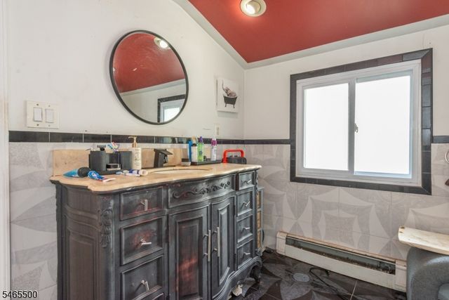 1 Alexander Ave, Wanaque Boro, NJ 07420