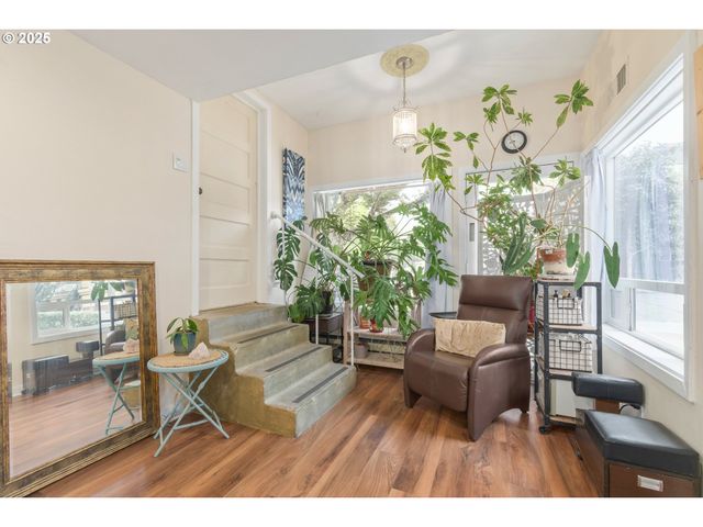 1492 PEARL St, Eugene, OR 97401