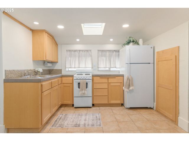 1492 PEARL St, Eugene, OR 97401