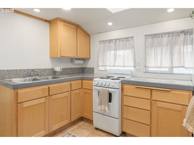 1492 PEARL St, Eugene, OR 97401