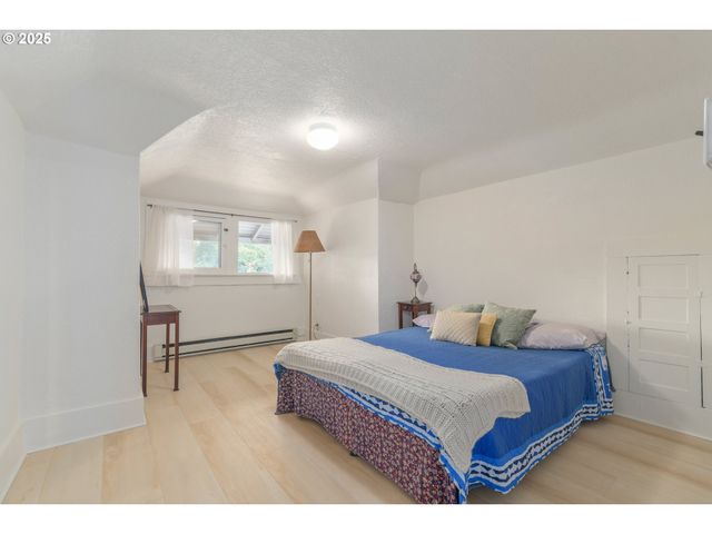 1492 PEARL St, Eugene, OR 97401
