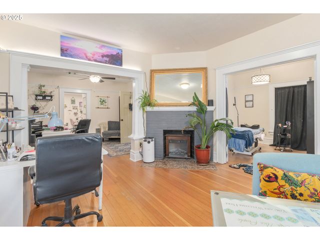 1492 PEARL St, Eugene, OR 97401