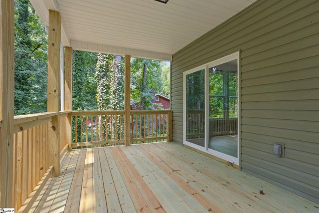 8 Pinewood Drive, Taylors, SC 29687