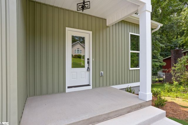 8 Pinewood Drive, Taylors, SC 29687