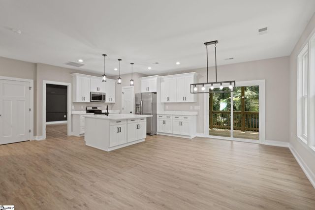 8 Pinewood Drive, Taylors, SC 29687