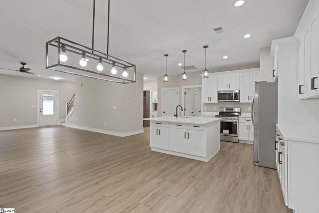8 Pinewood Drive, Taylors, SC 29687