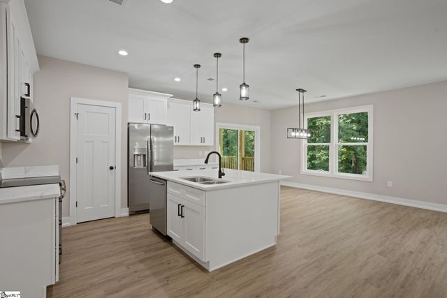 8 Pinewood Drive, Taylors, SC 29687