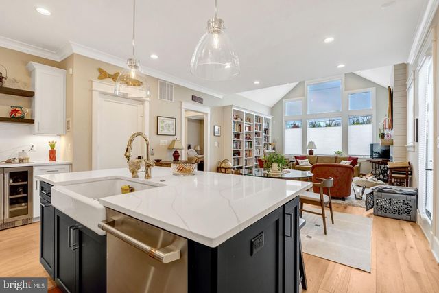 105 COURTHOUSE RD SW, Vienna, VA 22180