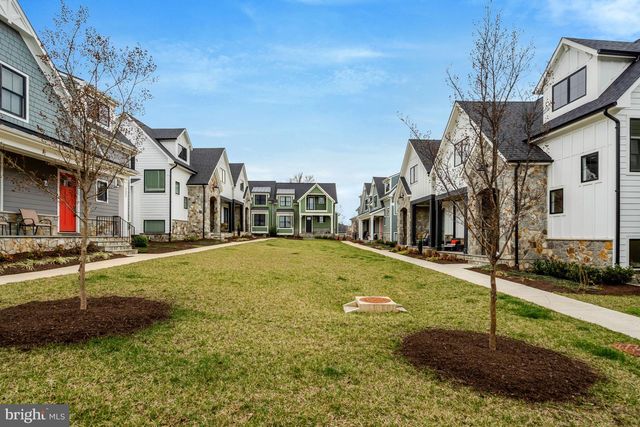 105 COURTHOUSE RD SW, Vienna, VA 22180