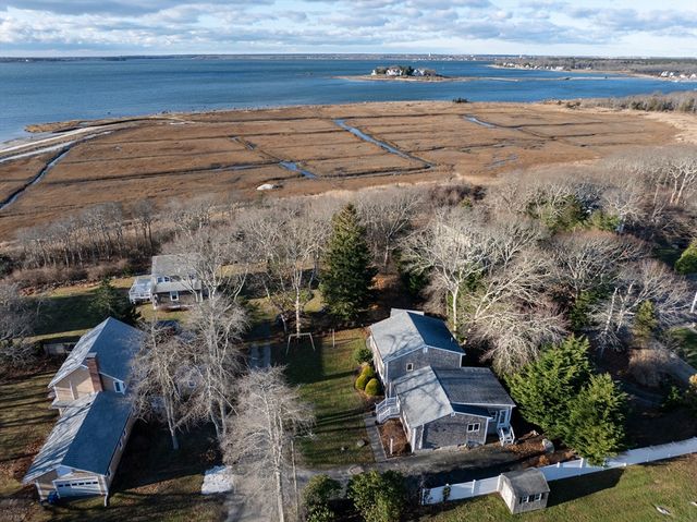26 Mattakiset Rd, Mattapoisett, MA 02739