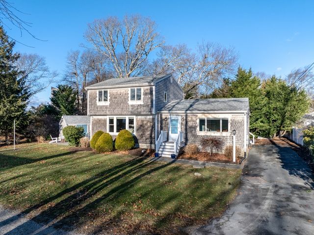 26 Mattakiset Rd, Mattapoisett, MA 02739
