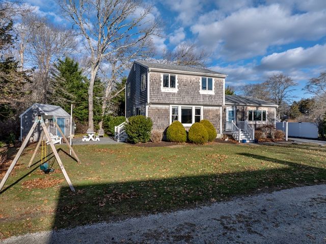 26 Mattakiset Rd, Mattapoisett, MA 02739