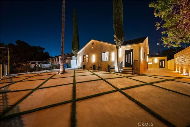 7660 Radford Avenue, North Hollywood, CA 91605